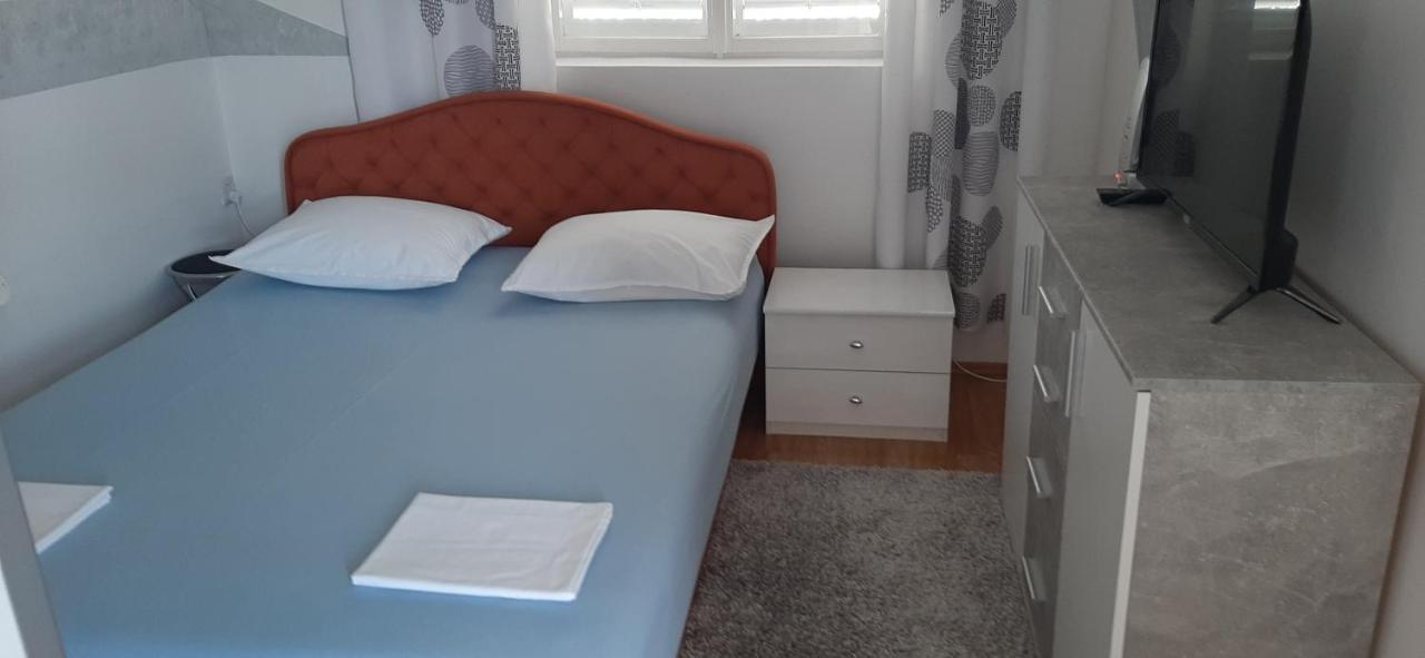 Apartment Biskupovic Dugi Rat Esterno foto